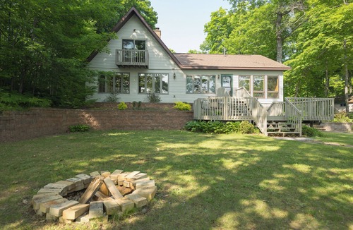 Toivola House | Waterfront sandy beach access