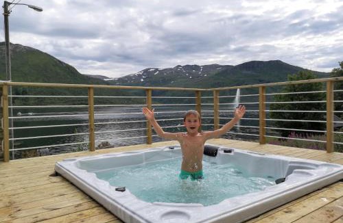 Torsken Apartment | Waterfront Senja 2