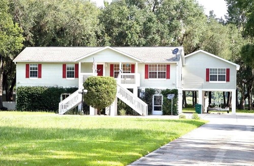 Palatka House | WATERFRONT, Sleeps 16,2 Docks, POOL,fire pit, FREE Boats/Wedding VENUE