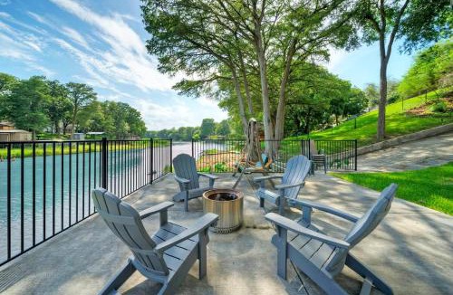 Seguin House | Waterfront Sleeps 16 Perfect for Family & Wurstfest