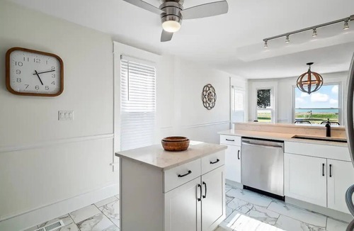 Port Clinton House | Waterfront sleeps 13 2-Kings/Crib/1st flr sleeper