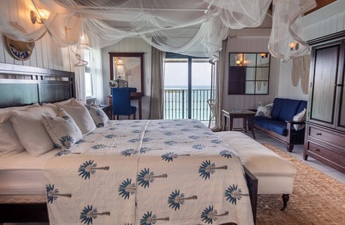 Liberta Villa | Waterfront Spacious 5-bedroom villa in Mamora Bay,Watersports Games room,
