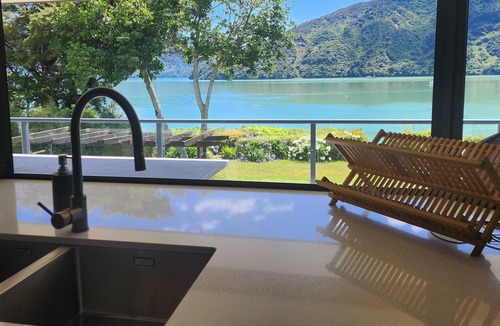 Havelock House | Waterfront & spacious. Room for cars & boat trailer. 6KM from Havelock Marina