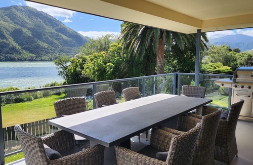 Havelock House | Waterfront & spacious. Room for cars & boat trailer. 6KM from Havelock Marina