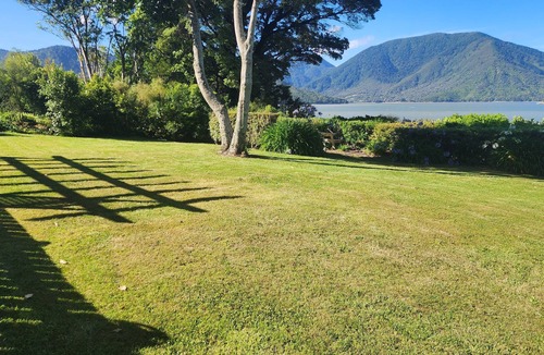 Havelock House | Waterfront & spacious. Room for cars & boat trailer. 6KM from Havelock Marina