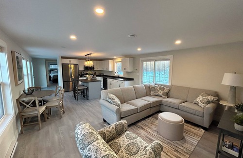 Naufrage House | Waterfront St. Peters Bay retreat, 5 Minutes to the spa! New and cozy!