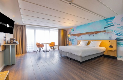 Oud-Loosdrecht Hotel | Waterfront Stay with Private Marina Access, Biking Trails and Lakeside Dining
