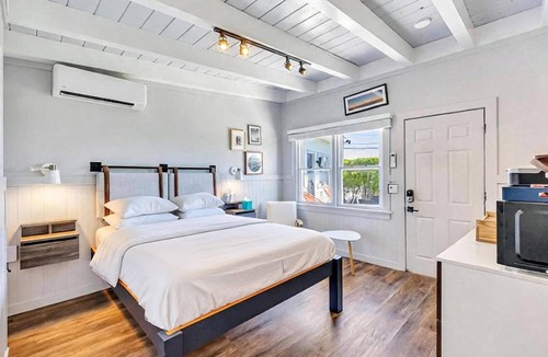Hampton Bays Hotel | Waterfront studio and more in a Boutique Hotel, Heart of Hampton Bays,.