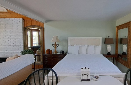 Lincoln City Cottage | Waterfront studio cottage...just steps to the sandy shoreline of the Siletz Bay