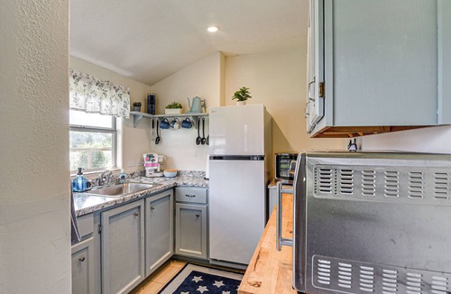 Dickinson Apartment | Waterfront Studio w/ Dock, 8 Mi to Kemah Boardwalk