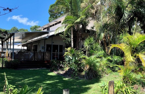 Brisbane Waterfront House | Waterfront Stunning Waterfront Beach House