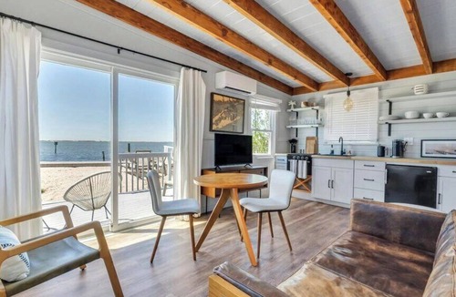 Hampton Bays Hotel | Waterfront suite and more in a Boutique Hotel, Heart of Hampton Bays,.