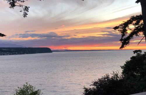 Adelma Beach House | Waterfront, Sunsets and Mountains