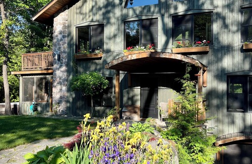 Val-des-Monts Ski Chalet | Waterfront Tennis, Anyone?