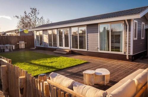 Baambrugse Zuwe Ski Chalet | Waterfront tiny home with spacious garden