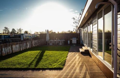 Baambrugse Zuwe Ski Chalet | Waterfront tiny home with spacious garden