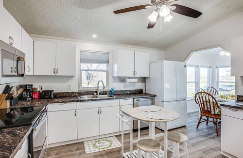 Trinity Cabin | Waterfront Trinity Vacation Rental w/Hot Tub!