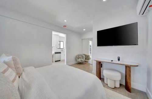 Coral Ridge Apartment | Waterfront Unit #1 20 Min Walk to Beach and Shops