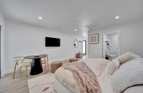 Coral Ridge Apartment | Waterfront Unit #5 20 Min Walk to Beach and Shops