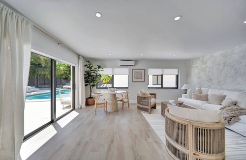 Coral Ridge Apartment | Waterfront Unit #2 20 Min Walk to Beach, Shops and Restaurants