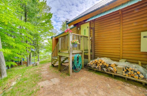 Wetmore Apartment | Waterfront 'UP Badger Lodge BnB' on Powell Lake