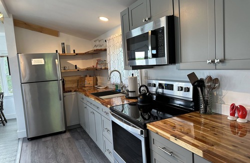 Brunswick Cottage | Waterfront, Updated Oceanfront Gem for 2, near Bowdoin College, Harpswell, and much more!
