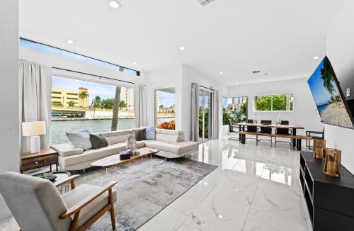 Hollywood Lakes House | Waterfront Villa, Steps to Beach
