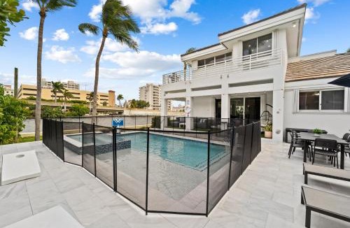 Hollywood Lakes House | Waterfront Villa, Steps to Beach
