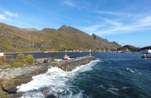Sørvagen Villa | Waterfront Villa with Private Dock in Lofoten