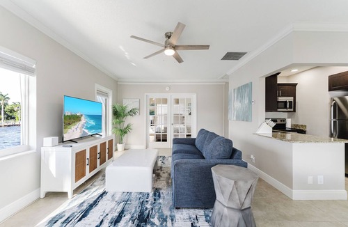 Boca Raton Apartment | Waterfront Walk to Beach Pool & Hot Tub Watch the Boats