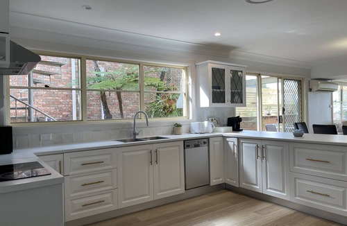 Tascott House | Waterfront with Previte Jetty 7 BR Holiday Home