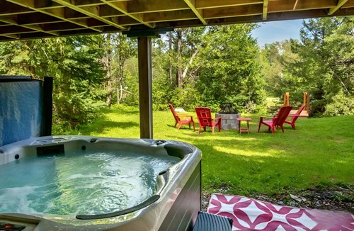 Val-Joli Ski Chalet | Waterfront with Spa | Le Retro