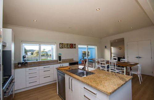 Matarangi Cottage | Waterfront Wonder - Matarangi Holiday Home