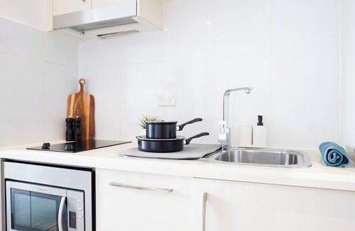 Waterloo Apartment | Waterloo|1BD|1BR|POOL|Gym|Sleeps 4 Guests|Air mattress|Moore Park close by|UNSW