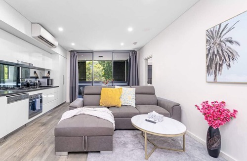 Waterloo Apartment | Waterloo 2Br Modern Apartment Nature Park