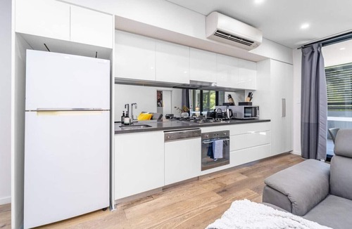Waterloo Apartment | Waterloo 2Br Modern Apartment Nature Park