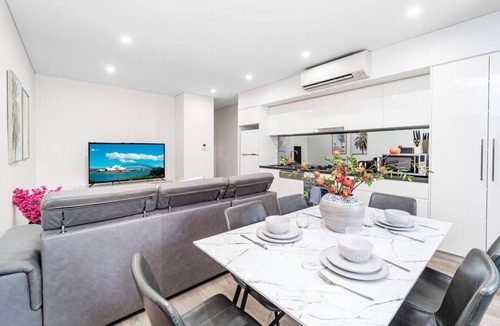 Waterloo Apartment | Waterloo 2Br Modern Apartment Nature Park