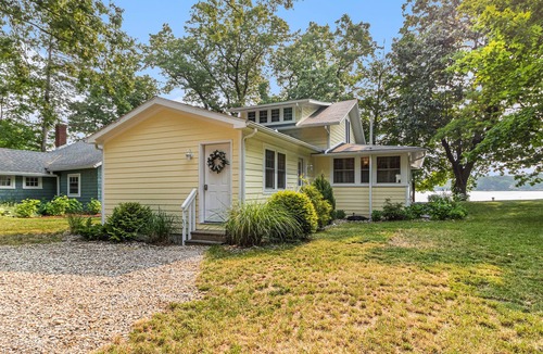 Grass Lake Cottage | Waterloo Cottage - Beautiful Lakefront Cottage at Clear Lake Near Chelsea, MI.