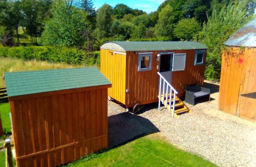 Murthly Apartment | Waterloo Farm Shepherds Hut Glamping with Sun Lounge