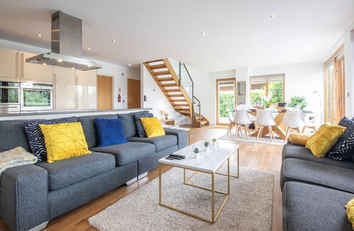 South Cerney House | Waters Edge 04, Waterside Lodge (P) - Lakeside Luxury House, Hot Tub, Sleeps 8