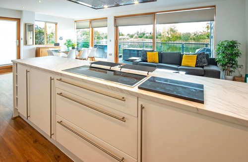 South Cerney House | Waters Edge 04, Waterside Lodge (P) - Lakeside Luxury House, Hot Tub, Sleeps 8