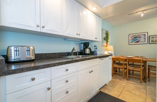 Holmes Beach Condo | Waters Edge 106S · Pool Lanai · 1-Mo Winter Min