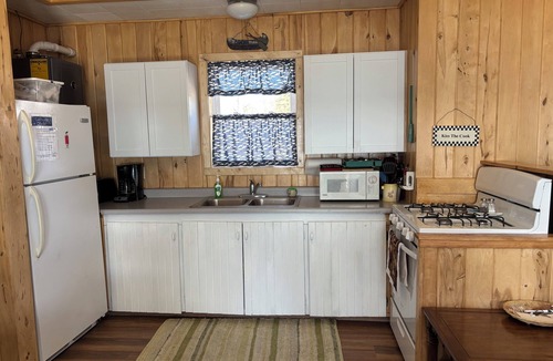 Dent Cabin | Waters Edge Cabin on Big McDonald Lake-Pickleball-Bike path-swimming-fishing
