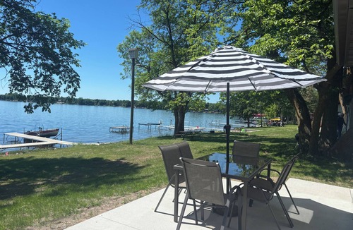 Dent Cabin | Waters Edge Cabin on Big McDonald Lake-Pickleball-Bike path-swimming-fishing