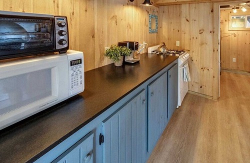 Alburg Cottage | Waters Edge! Right on the Lake.
