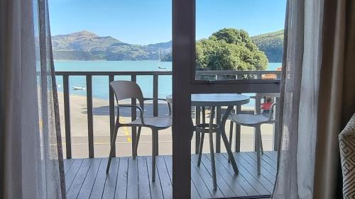 Akaroa Apartment | Waterscape Apartment with car park