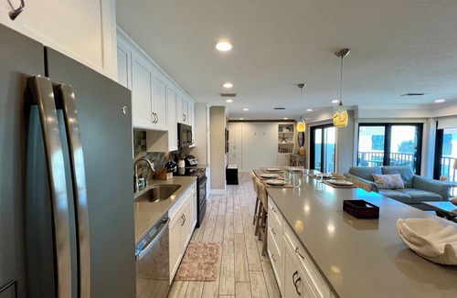 Holmes Beach Condo | WatersEdge208DIRECT GULFFRONT Pool & Tennis – By Island Real Estate