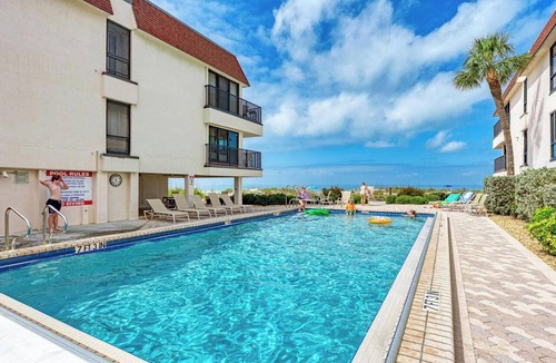 Holmes Beach Condo | WatersEdge208DIRECT GULFFRONT Pool & Tennis – By Island Real Estate