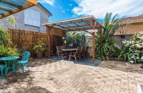 Tuncurry House | Waterside at Point Road three bedroom family home with Wi-Fi just across from the lake