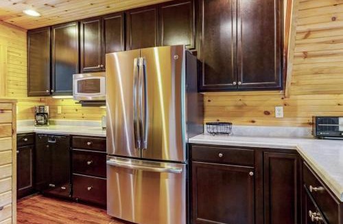 Wright City House | Waterside Cottage with Hot Tub